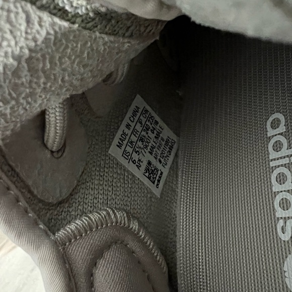 Yeezy Boost 350 V2 - Picture 6 of 6